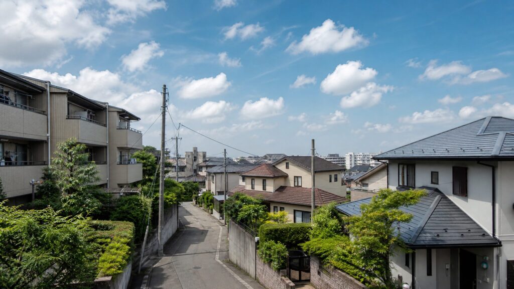 厚木市毛利台の閑静な住宅街と豊かな緑が調和した風景のイメージ