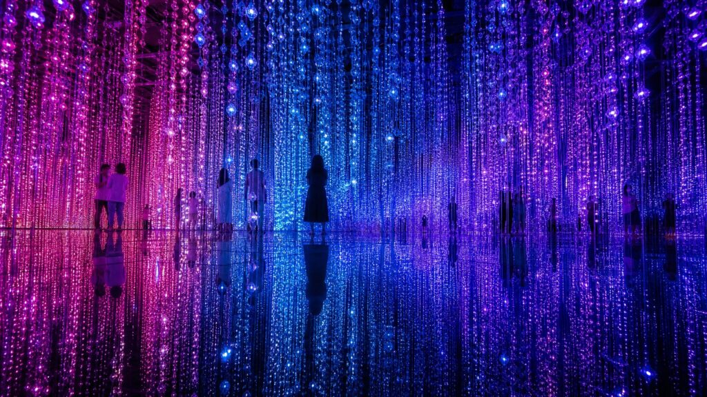 チームラボプラネッツTOKYO豊洲の幻想的な光と水の没入空間イメージ